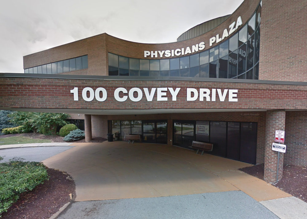 This is an image of the outside of the physicians plaza building where Naomi Paschall, MD's office is located.